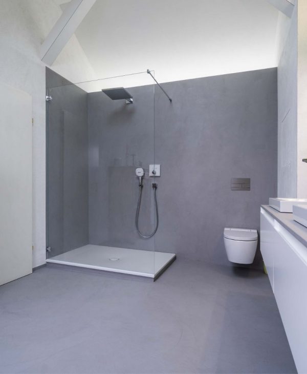 Fugenlose Badsanierung mit freistehender Badewanne und großer Dusche in Wiesbaden 017